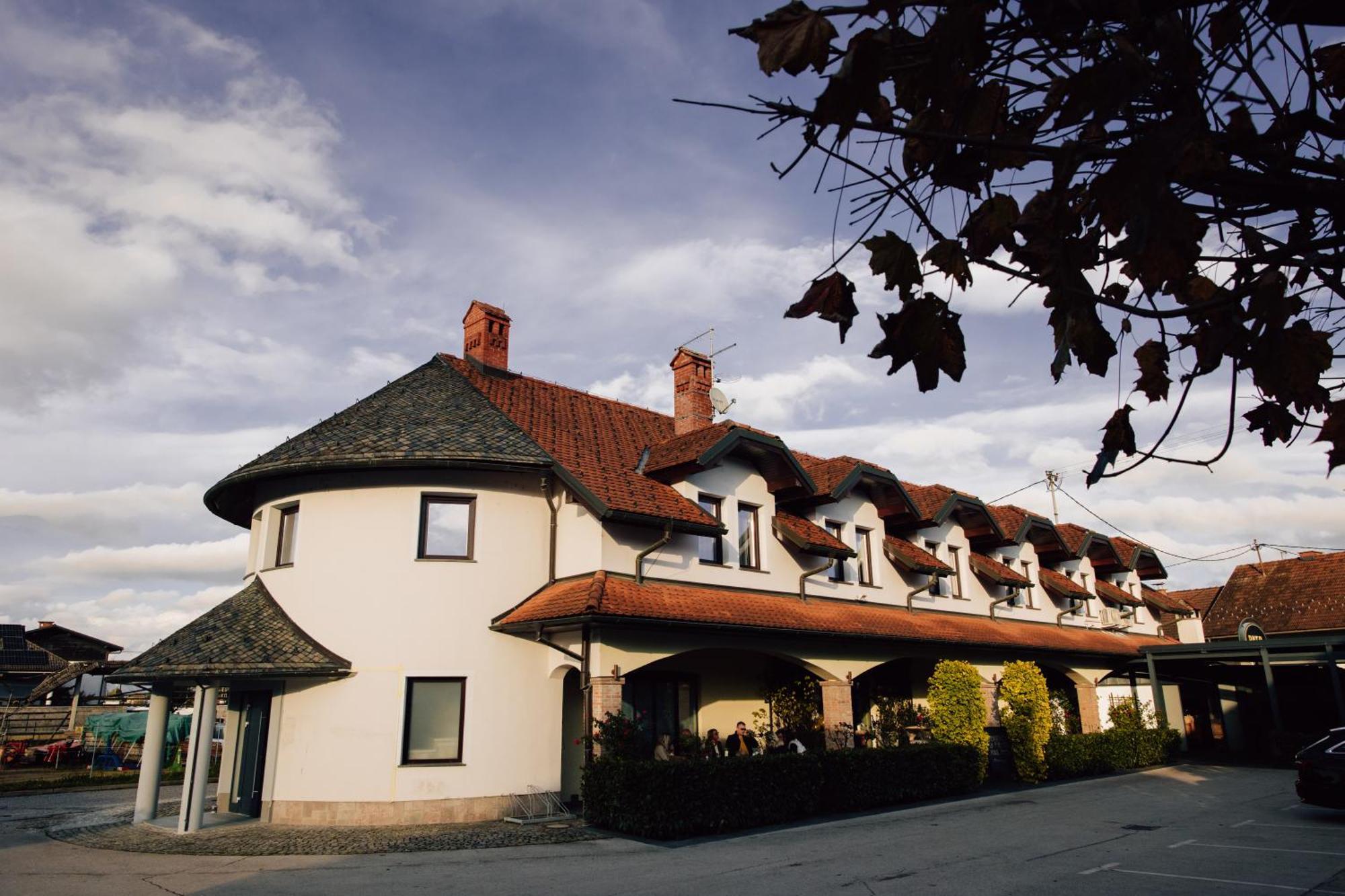 Hisa Putr Bed and Breakfast Trzin Buitenkant foto